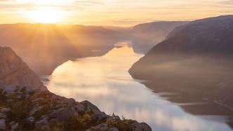 From Stavanger: Guided Sunrise Hike to Preikestolen Pulpit Rock